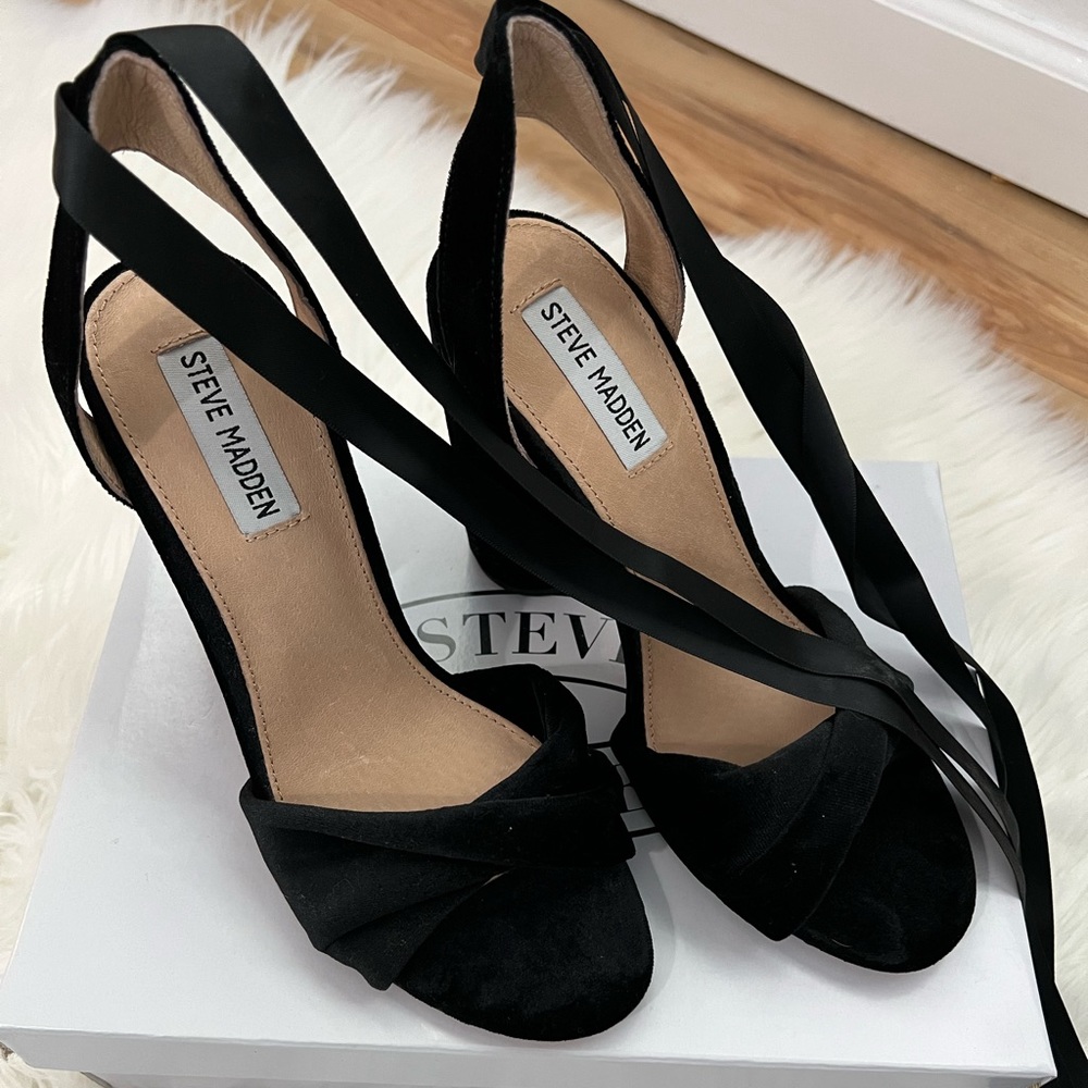 Steve Madden suede sandals with tie up ribbons.
